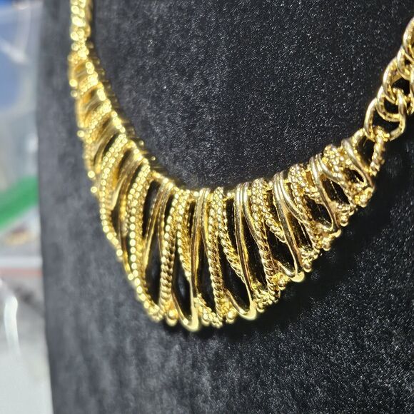 Vintage Avon Gilded Mesh Collar Gold Tone Statement Necklace 16” EUC - Picture 5 of 12